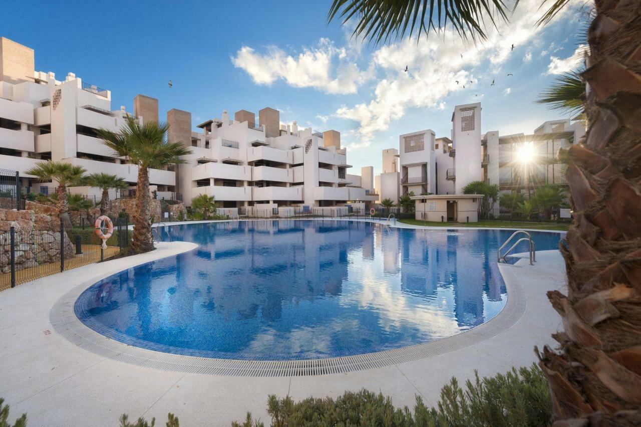 Bahia De La Plata Luxury Apartments Estepona Exterior photo
